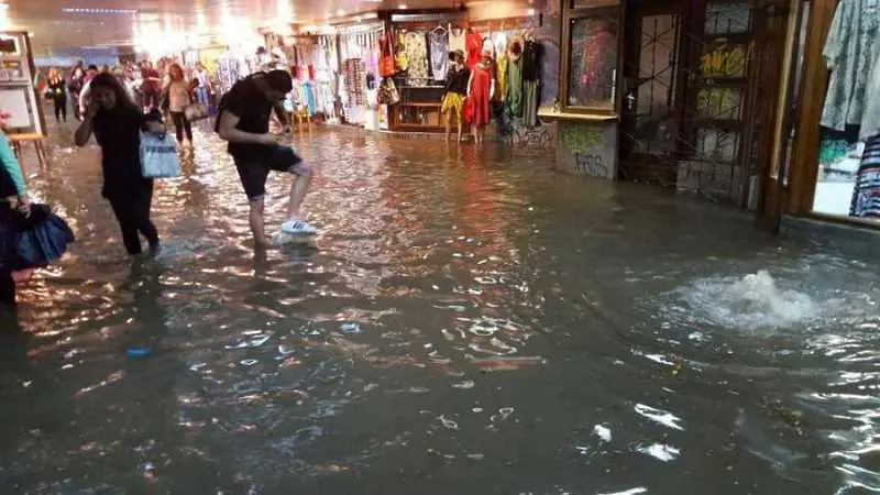 София след бурята: 1500 сигнала за помощ. Няма пострадали хора
