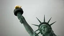 Американската полиция свали жена, покатерила се на Статуята на Свободата 