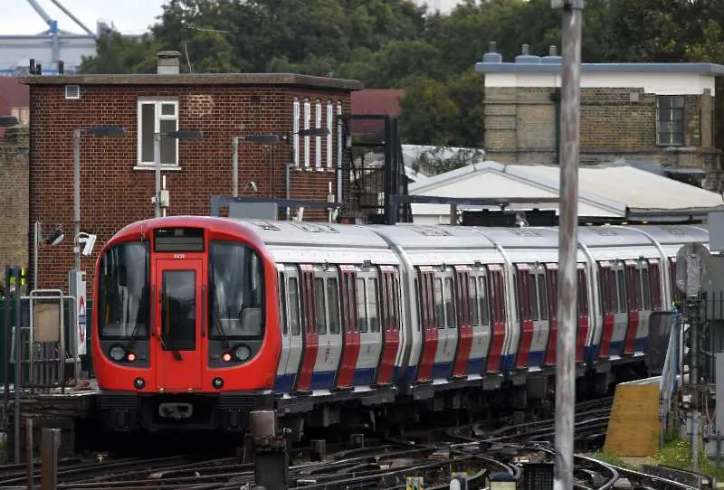 Влак прегази трима души в Лондон при неясни обстоятелства 