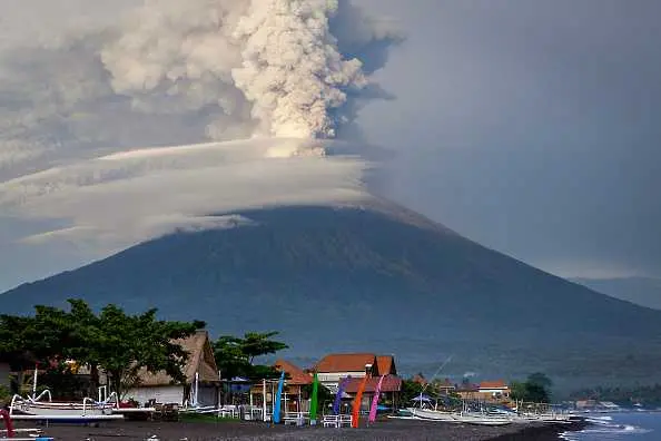 Вулканът на Бали изригна. Десетки полети бяха отменени