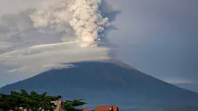 Вулканът на Бали изригна. Десетки полети бяха отменени