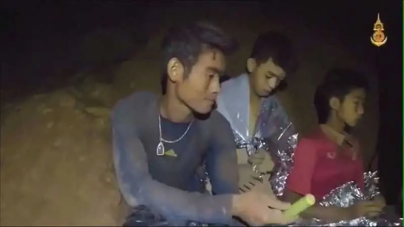 Треньорът на спасените от пещерата в Тайланд момчета: Герой без гражданство