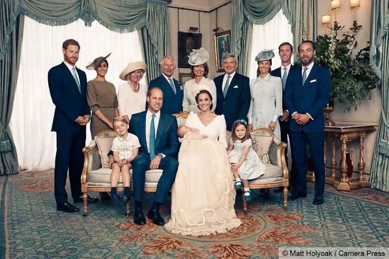 Британското кралско семейство с официални снимки от кръщенето на принц Луи