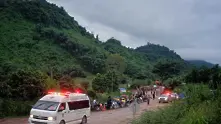 Първи момчета извадени живи от тайландската пещера 