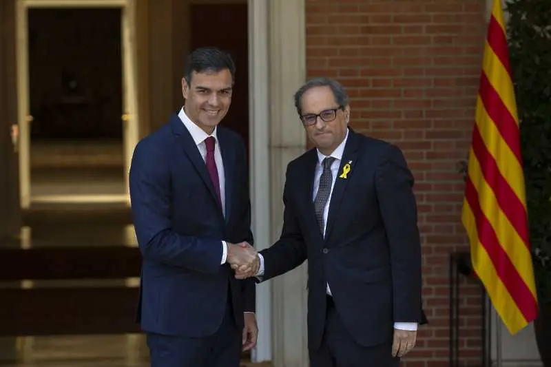 Първа среща между испанския премиер Педро Санчес и каталунския лидер Ким Тора