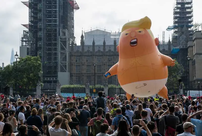 Протестиращи в Лондон издигнаха във въздуха огромно надуваемо бебе Тръмп