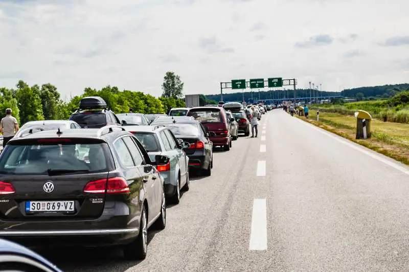 Трафикът е интензивен за леки автомобили на българо-сръбската граница