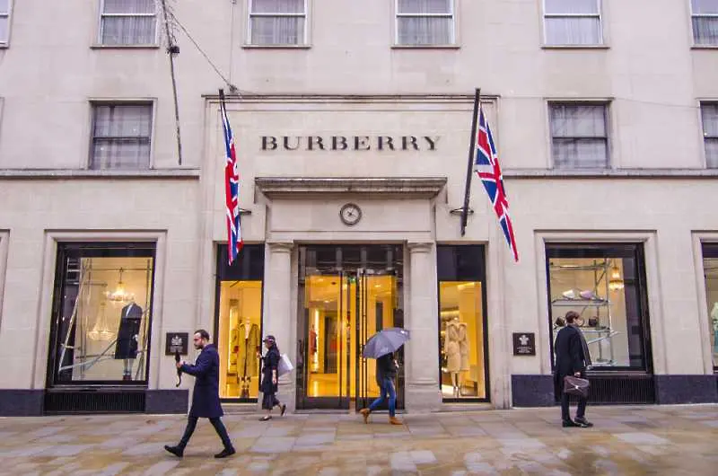 Burberry изгори чанти, дрехи и парфюми за милиони