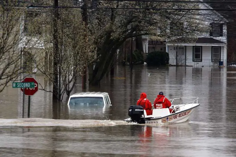 Наводнение в Ню Джърси отнесе автомобилите от автокъща