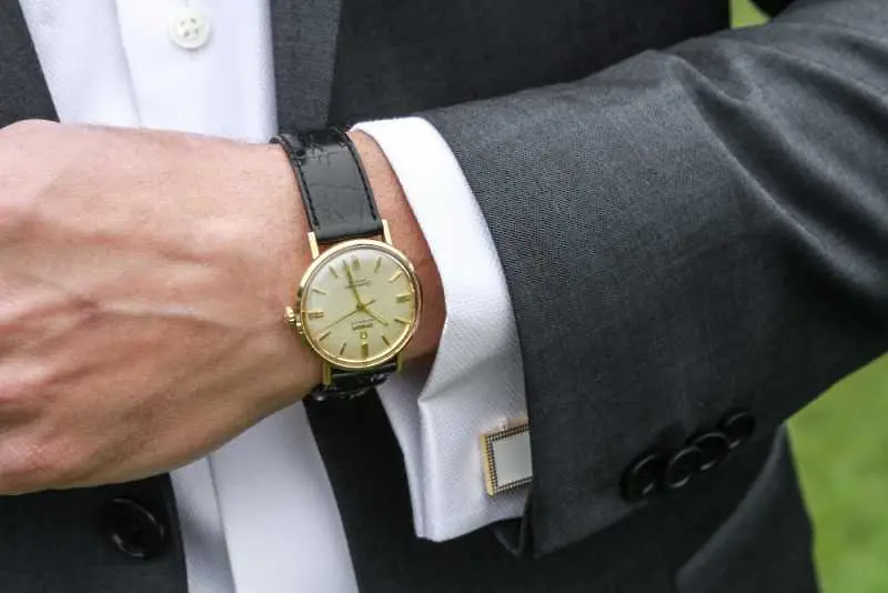 Мъжете вече носят неработещи часовници. Защо?
