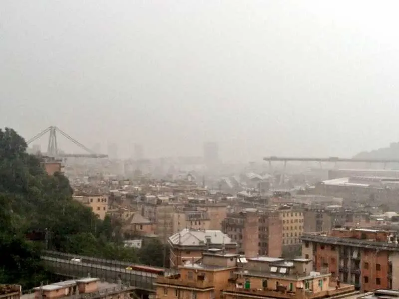 Жертвите от рухналия мост край Генуа достигнаха 35