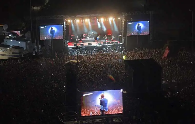 Най-малко 65 000 души присъстваха на концерт в Кемниц срещу расизма
