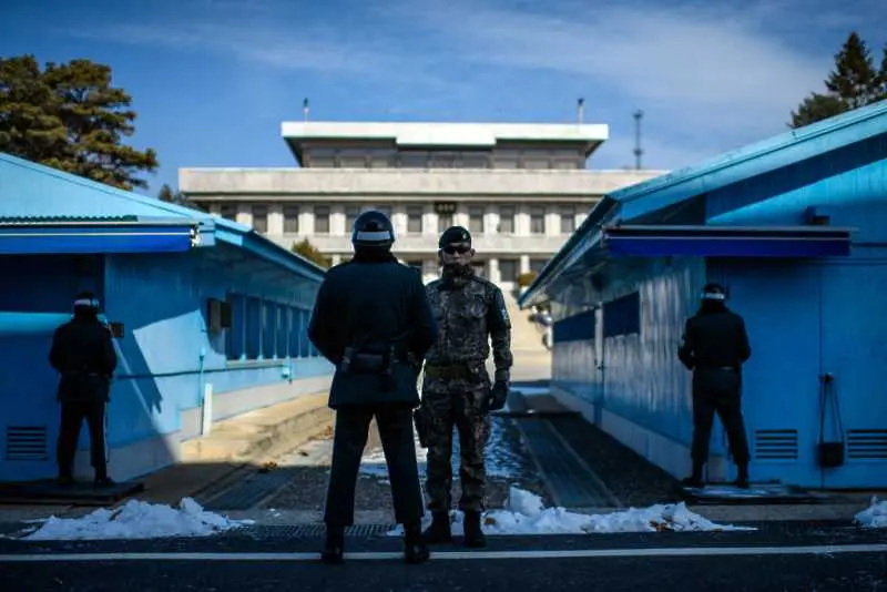 Двете Кореи закриват охранителни постове на общата си граница