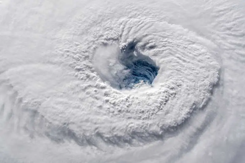 Ураганът Флорънс отслабна до втора категория на път към САЩ