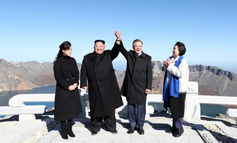 Лидерите на двете Кореи посетиха свещената планина Пекту