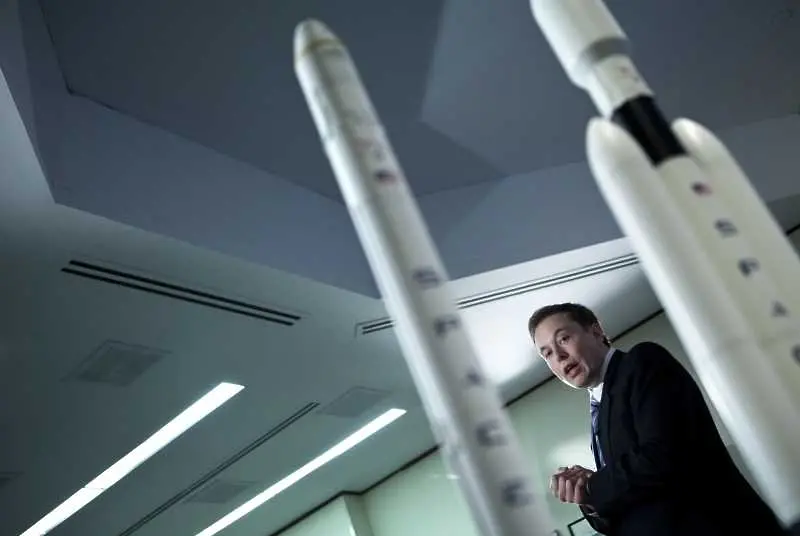 SpaceX вече има първи турист за пътешествие до Луната