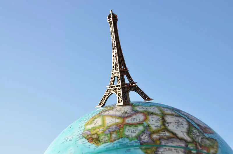 Френската полиция иззе 20 тона айфелови кули сувенири