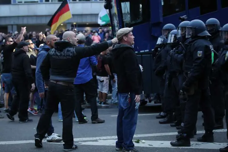 Осем германски полицаи бяха ранени по време на концерт, организиран от крайнодесни