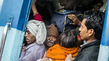 Влак дерайлира в Индия. Петима загинаха, а десетки са ранени