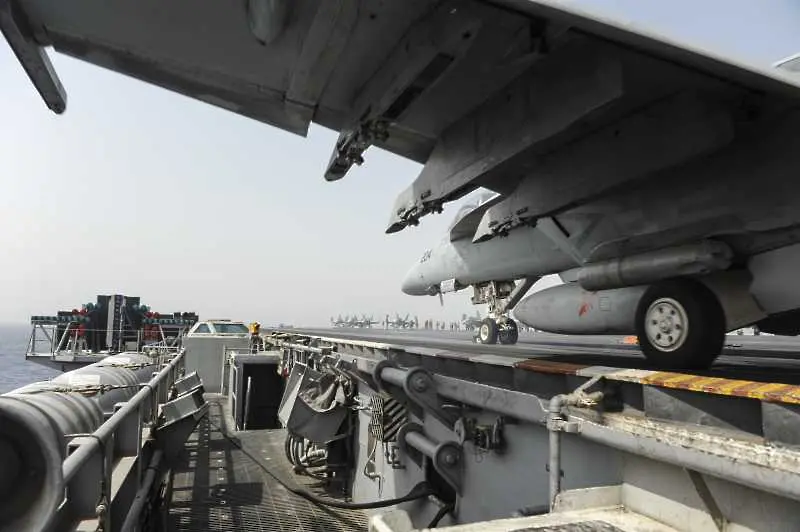Китайски и американски военен кораб се разминаха на метри