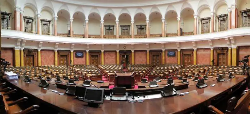 Забраняват на сръбските депутати да сменят парламентарната си група