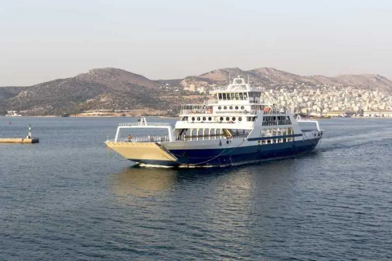 Силен вятър блокира фериботи в Турция