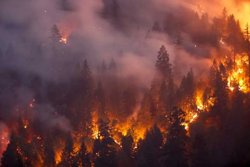 Пожар бушува в Италианските Алпи