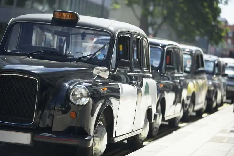 Емблематичните лондонски таксита превземат Париж