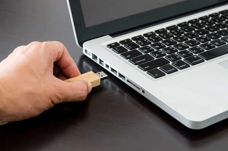 Има ли наистина значение как вадите USB флашката?