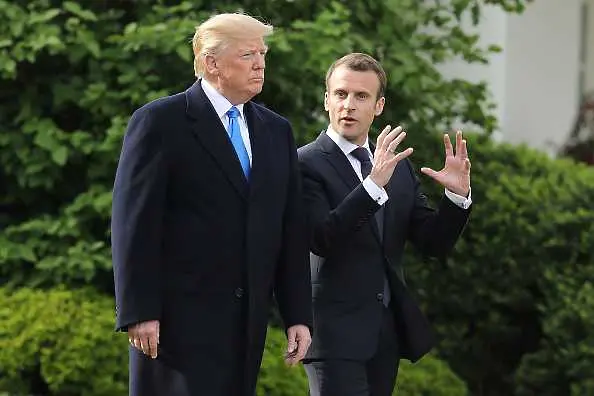 Прословутият кадър, на който Макрон стиска здраво Тръмп за ръка почти минута миналата година при посещението на американския президент във Франция. Снимка: Guliver/ Getty Images