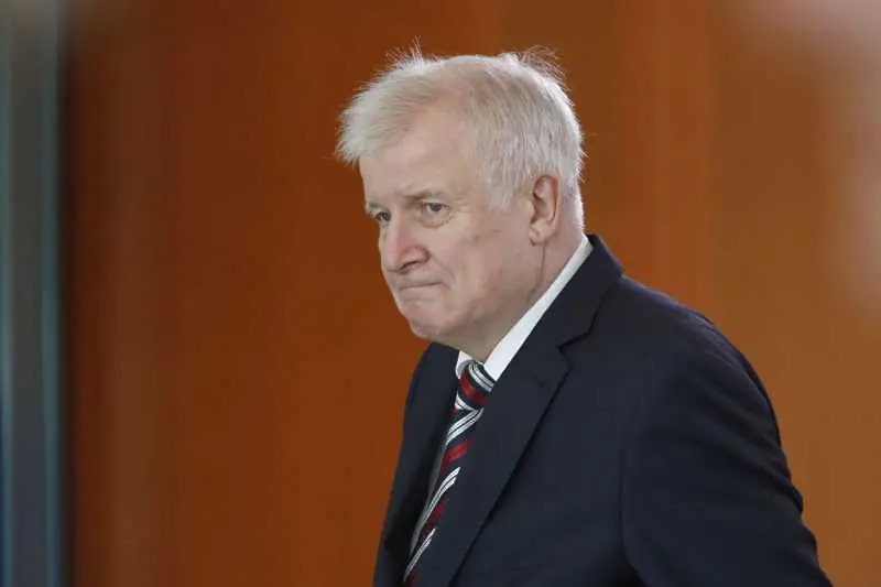 Германският вътрешен министър възнамерява да се оттегли