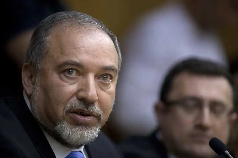 Израелският военен министър подаде протестно оставка, призова за предсрочни избори 