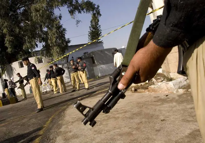 Камикадзе се взриви на пазар в Пакистан, най-малко 35 загинаха