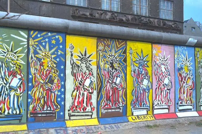 Берлинската стена пристига в Пловдив (фотогалерия)