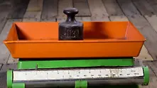 Формула сменя металното кюлче за килограм