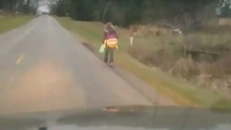 Баща наказа дъщеря си да ходи 8 километра пеша до училище