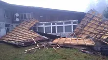 Хижа Ком остана без покрив след силни ветрове