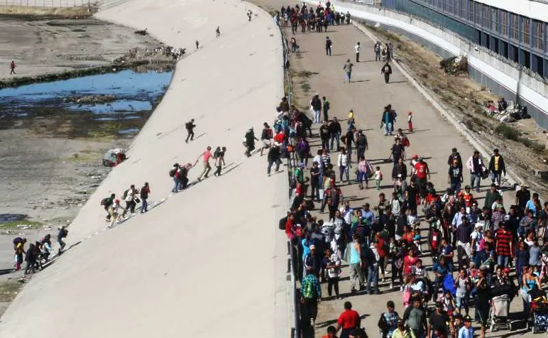 Преминаващите границата чакат до своите атомобили, след като граничния пункт бе бнлокиран от мигранти.
Снимка: Guliver / Getty images