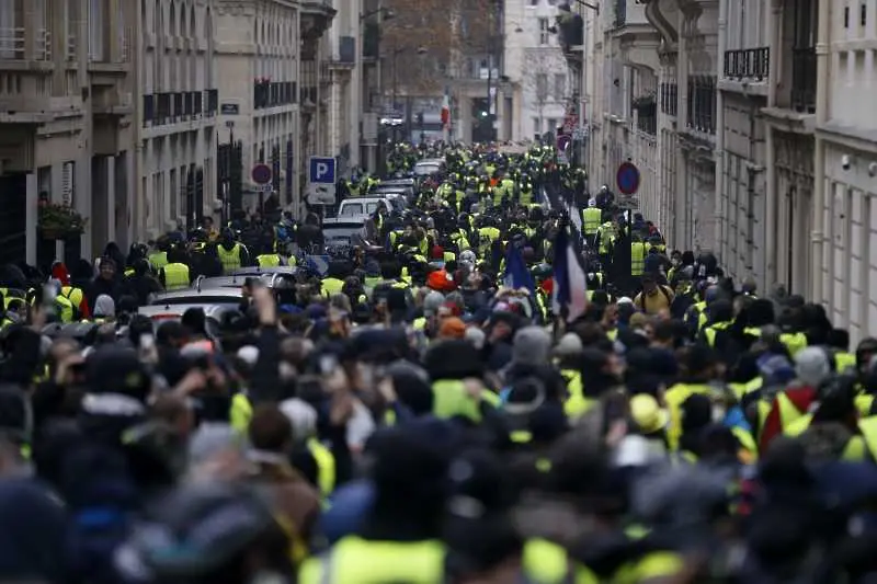 Жълти жилетки окупираха Франция. Над 500 души са арестувани