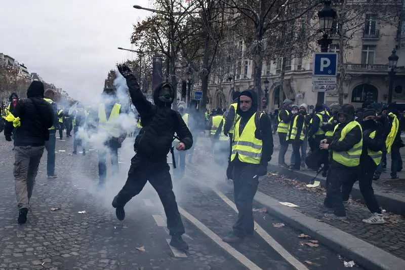 138 ранени и 1385 арестувани - равносметката от вчерашните протести във Франция