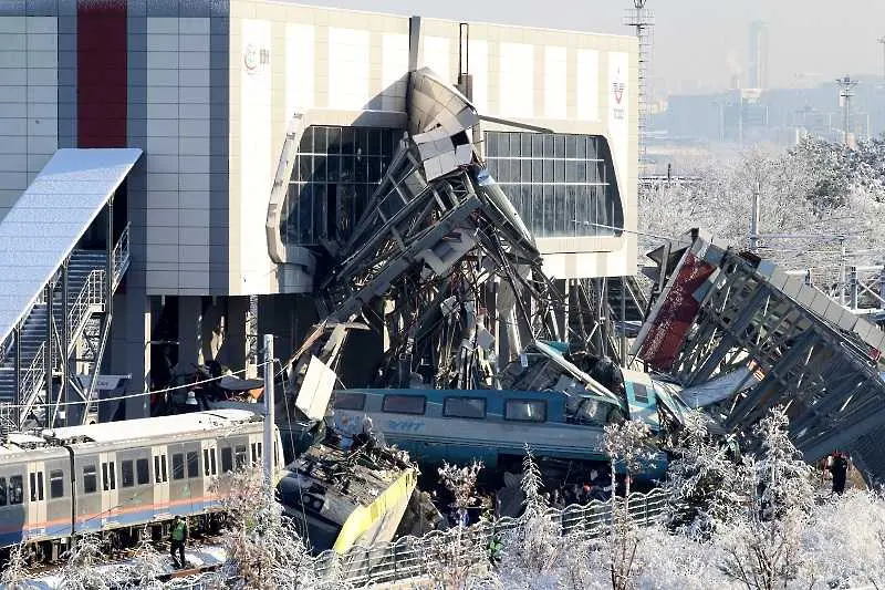 Расте броят на жертвите на влаковата катастрофа в Турция