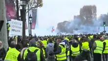 Безредици във Франция. Полицията гони Жълтите жилетки със сълзотворен газ и водни оръдия(снимки и кадри на живо)
