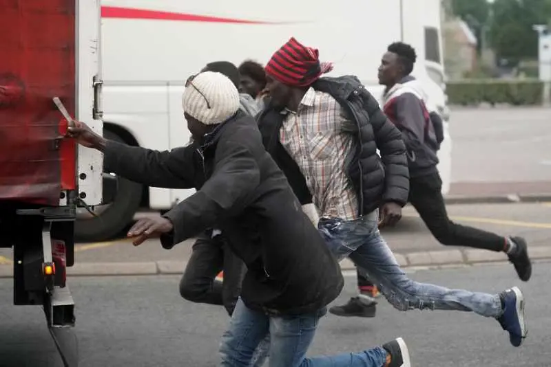 Стотици мигранти се опитаха да нахлуят снощи в парижкия театър Комеди-франсез