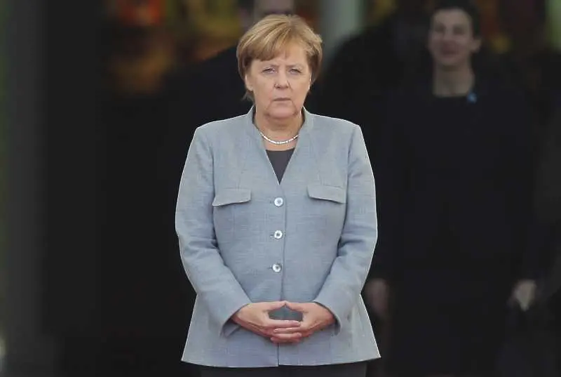 Над една трета от германците искат Меркел да се оттегли още преди следващите избори