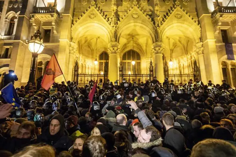 Всичко, което унгарците искат за Коледа, е демокрация