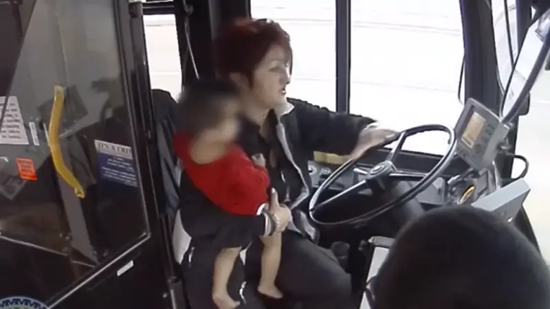 Шофьорка на автобус спаси невръстно дете, скитащо по щатска магистрала
