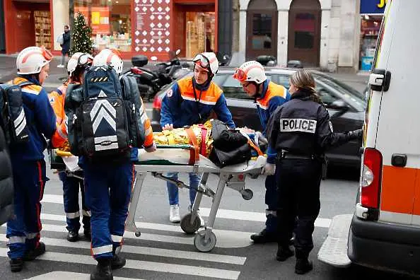 Четири жертви на взрива в Париж обявиха властите. 12 от ранените - с опасност за живота