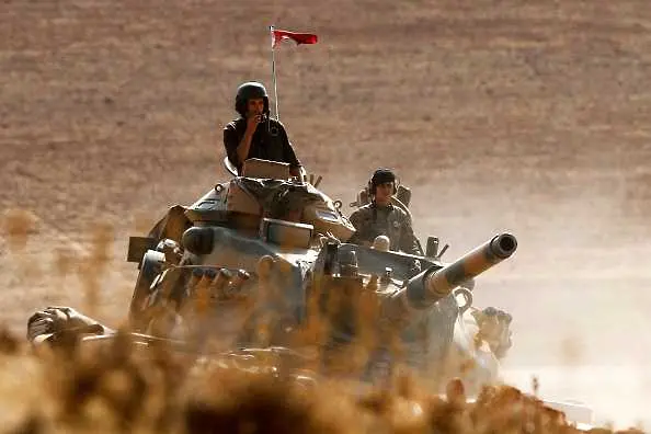 Турция трупа танкове и бронетранспортьори на границата със Сирия
