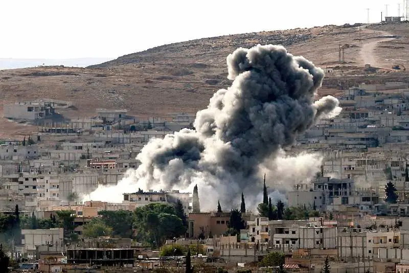Цивилни и военни загинаха при експлозия в сирийския град Манбидж (видео)