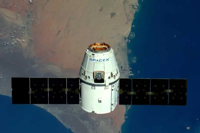 Космическият кораб Дракон на SpaceX се разкачи от МКС и се върна на Земята